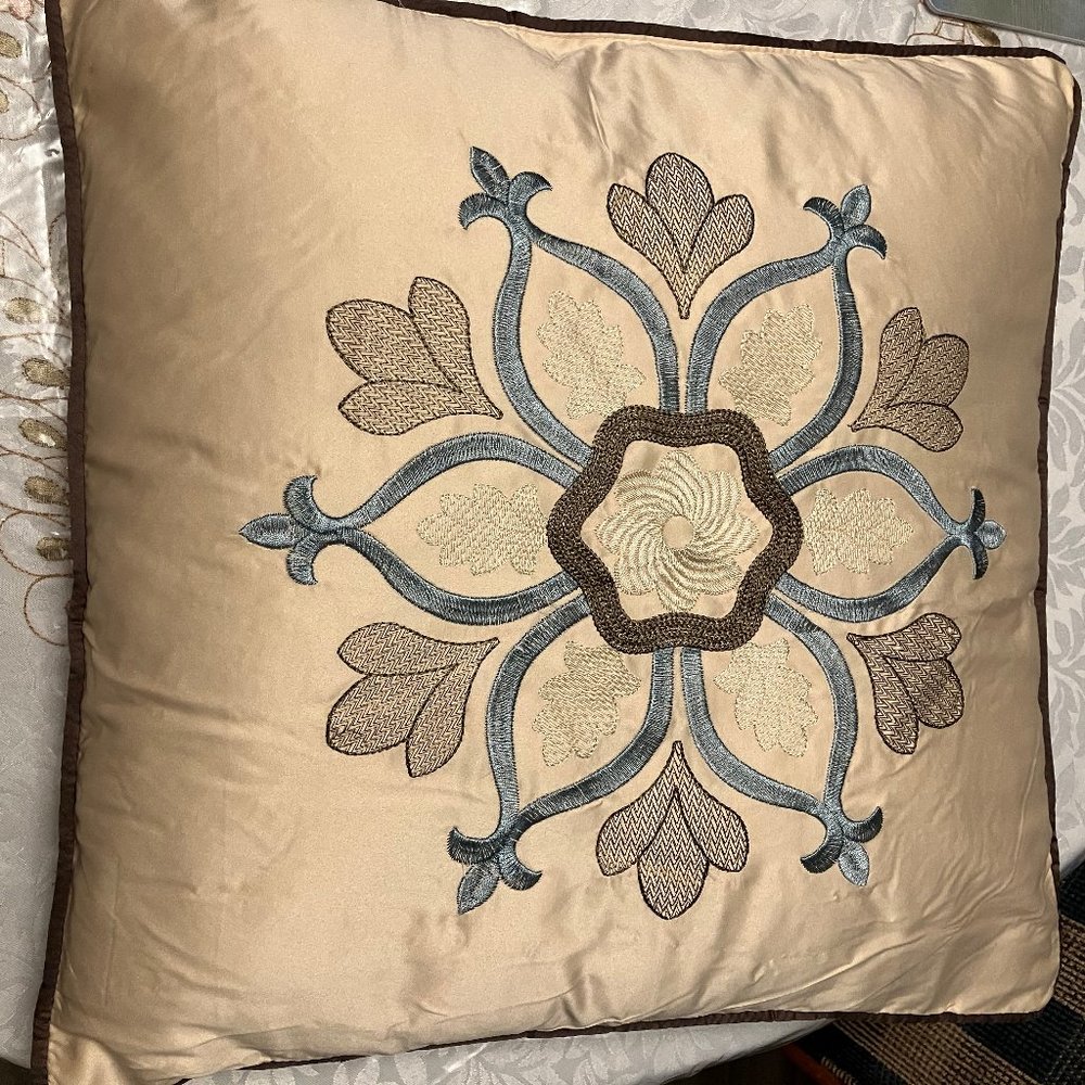 BEAUTIFUL DECORATOR PILLOW